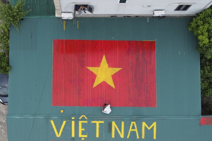 Hà Nội xuất hiện ‘trend’ vẽ cờ Tổ quốc trên mái nhà- Ảnh 1. Hà Nội xuất hiện ‘trend’ vẽ cờ Tổ quốc trên mái nhà- Ảnh 1.