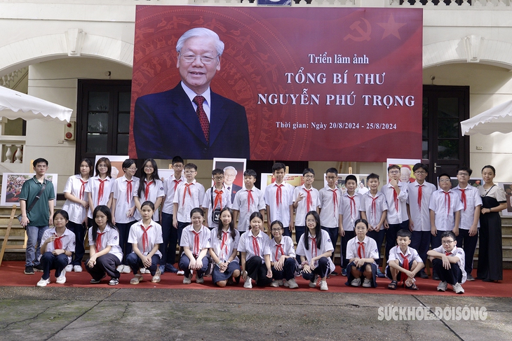Học sinh Thủ đô xúc động xem Triển lãm ảnh ‘Tổng Bí thư Nguyễn Phú Trọng’- Ảnh 1. Học sinh Thủ đô xúc động xem Triển lãm ảnh ‘Tổng Bí thư Nguyễn Phú Trọng’- Ảnh 1.