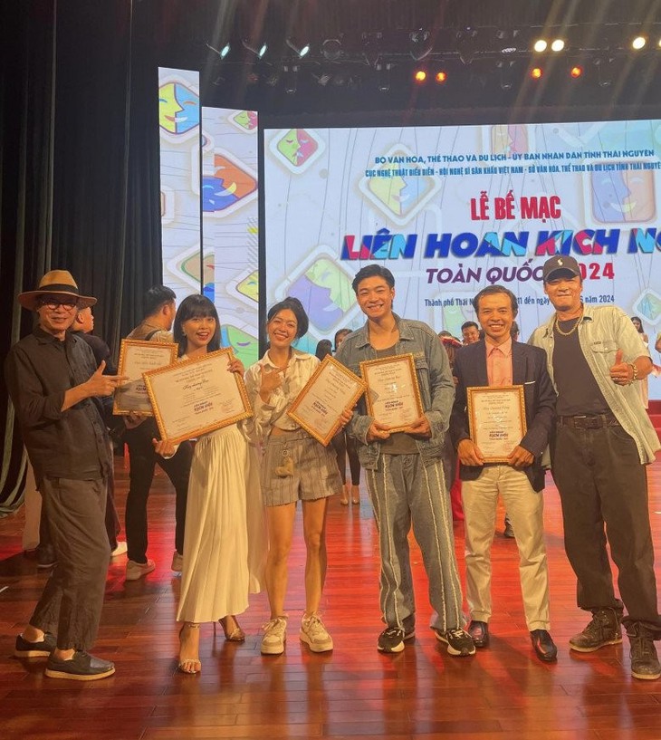 Thân thế diễn viên là con trai 'Cảnh sát hình sự' trong phim 'Đi giữa trời rực rỡ'- Ảnh 2. Thân thế diễn viên là con trai 'Cảnh sát hình sự' trong phim 'Đi giữa trời rực rỡ'- Ảnh 2.
