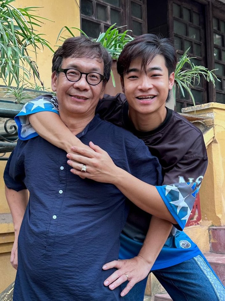 Thân thế diễn viên là con trai 'Cảnh sát hình sự' trong phim 'Đi giữa trời rực rỡ'- Ảnh 4. Thân thế diễn viên là con trai 'Cảnh sát hình sự' trong phim 'Đi giữa trời rực rỡ'- Ảnh 4.