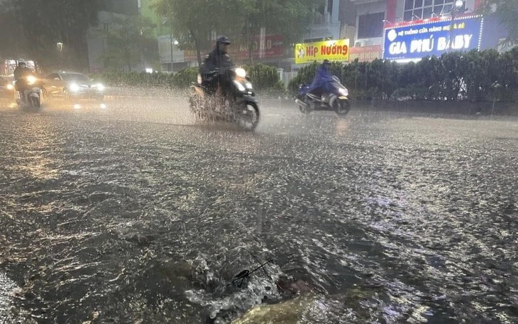 Nguyên nhân Hà Nội hứng mưa lớn cấp tập gây ngập sâu
