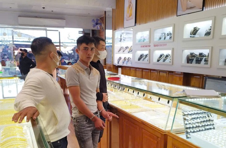 Video gã thanh niên 3 ngày cướp 2 tiệm vàng- Ảnh 1. Video gã thanh niên 3 ngày cướp 2 tiệm vàng- Ảnh 1.