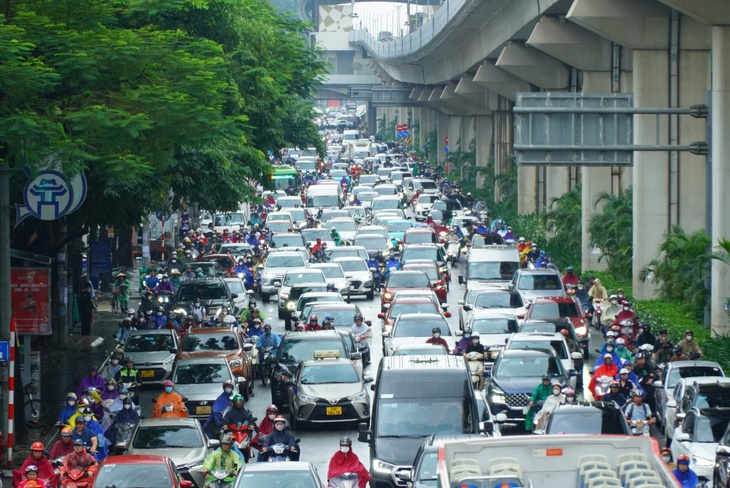 Hà Nội mưa lớn kéo dài, nhiều tuyến đường ùn tắc nghiêm trọng- Ảnh 2.