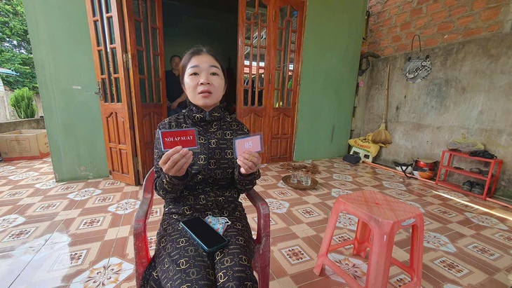 Nhiều người dân đến ủy ban xã cầu cứu vì nghi ngờ mua phải sản phẩm 