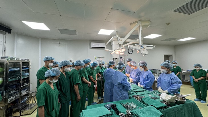 Bác sĩ cúi đầu tiễn biệt nam thanh niên 32 tuổi chết não hiến tạng hồi sinh nhiều cuộc đời- Ảnh 1. Bác sĩ cúi đầu tiễn biệt nam thanh niên 32 tuổi chết não hiến tạng hồi sinh nhiều cuộc đời- Ảnh 1.