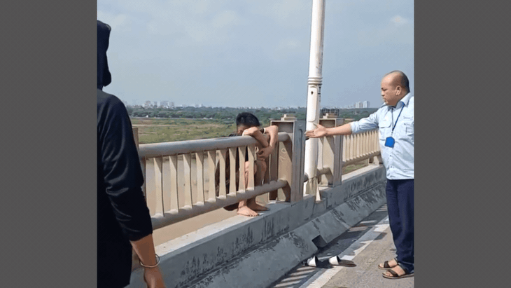 Video tài xế xe buýt thuyết phục, giải cứu thanh niên nhảy cầu Vĩnh Tuy- Ảnh 2. Video tài xế xe buýt thuyết phục, giải cứu thanh niên nhảy cầu Vĩnh Tuy- Ảnh 2.