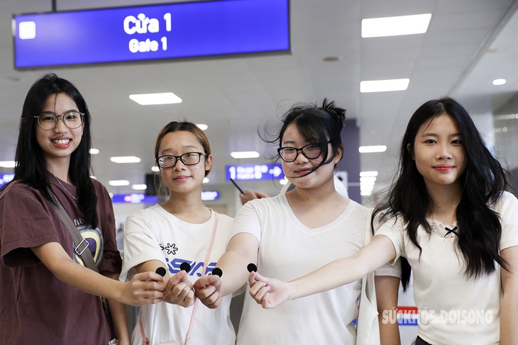 Hết miễn phí, hành khách vẫn chen nhau trải nghiệm tuyến metro Nhổn - Ga Hà Nội- Ảnh 1. Hết miễn phí, hành khách vẫn chen nhau trải nghiệm tuyến metro Nhổn - Ga Hà Nội- Ảnh 1.