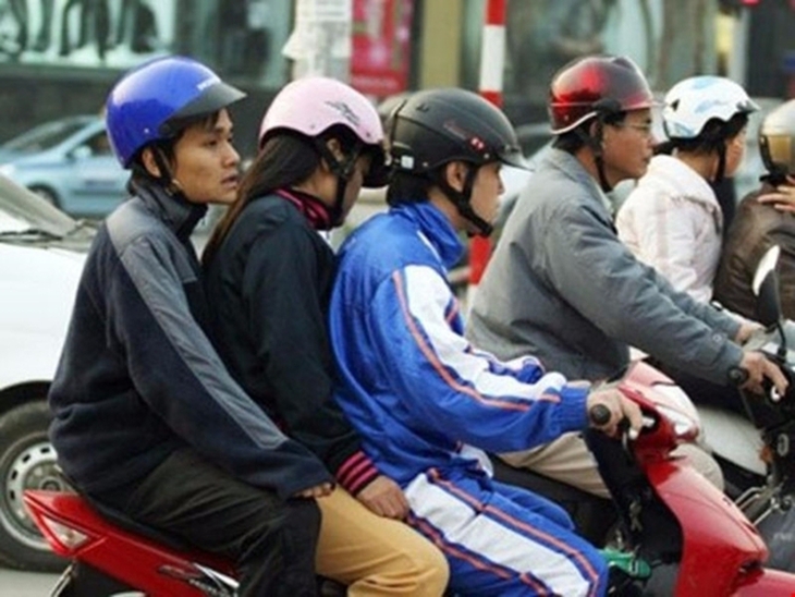 Từ 1/1/2025, trường hợp nào xe máy được "kẹp 3" mà không bị phạt?- Ảnh 1. Từ 1/1/2025, trường hợp nào xe máy được "kẹp 3" mà không bị phạt?- Ảnh 1.