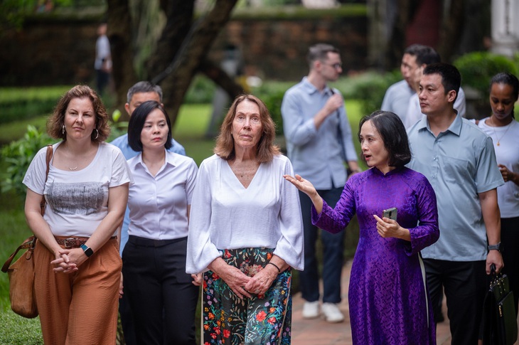 Chủ tịch Thượng viện Australia đội nón lá, chèo thuyền tham quan Quần thể danh thắng Tràng An- Ảnh 19.