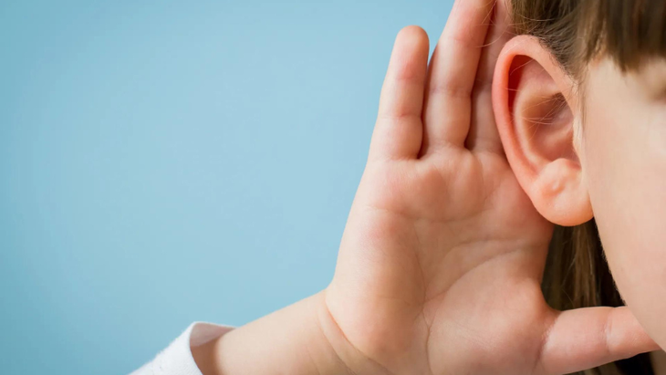 Cần làm gì khi nghi ngờ trẻ bị viêm tai giữa, cách nhận biết?- Ảnh 1.