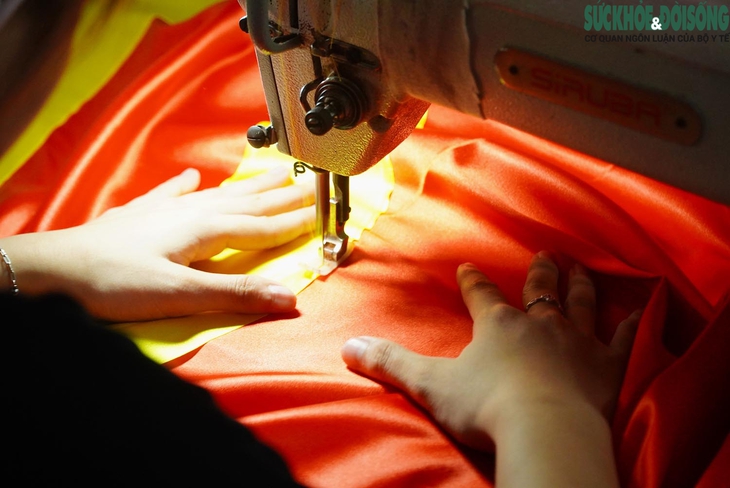 Rộn rã làng nghề may cờ Tổ quốc- Ảnh 17.