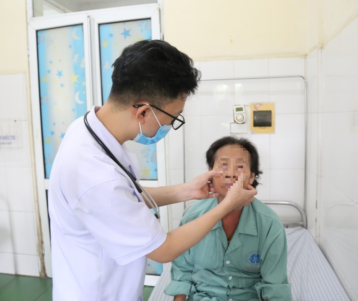 Người phụ nữ nhiễm 5 loại giun sán nguy hiểm vì món ăn yêu thích của người Việt- Ảnh 1. Người phụ nữ nhiễm 5 loại giun sán nguy hiểm vì món ăn yêu thích của người Việt- Ảnh 1.