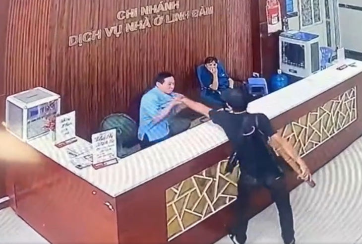 Công an triệu tập đối tượng hành hung bảo vệ chung cư bằng điếu cày- Ảnh 1.