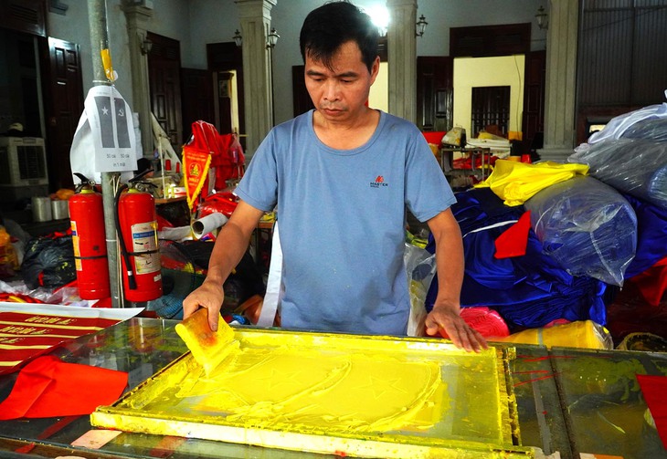 Rộn rã làng nghề may cờ Tổ quốc- Ảnh 9.