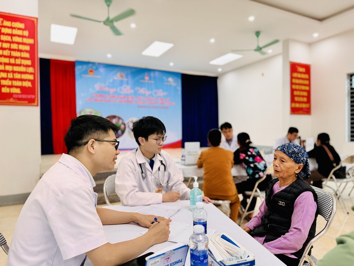 Bổ sung chế độ phụ cấp đối với viên chức quản lý tuyến y tế cơ sở và cán bộ dân số- Ảnh 2.