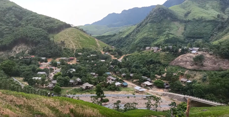 Bà con bản Lòm Quảng Bình bất an vì sạt lở uy hiếp nhà dân- Ảnh 1.