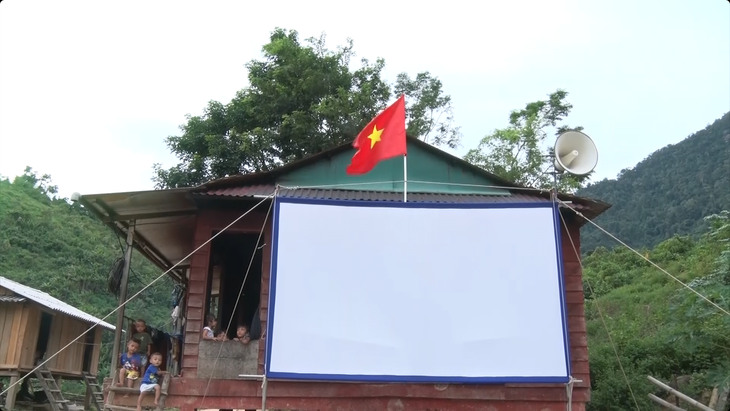 Lên đỉnh Giăng Màn mở rạp chiếu phim lưu động cho bà con người Chứt- Ảnh 4.