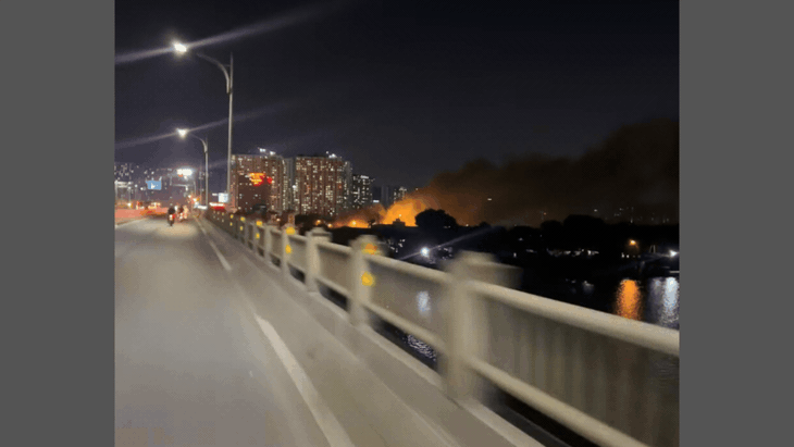 Cháy kho hàng chuyển phát nhanh kèm cột khói bốc cao ở Hà Nội- Ảnh 2.