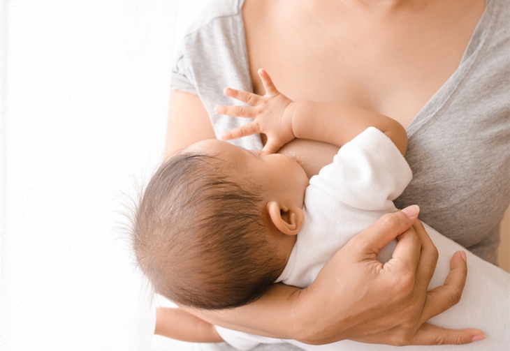5 cách giúp cho con bú dễ dàng hơn khi núm vú tụt- Ảnh 1.