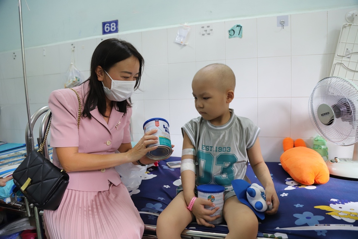 Báo Sức khỏe & Đời sống cùng Nutricare tiếp sức cho các 'chiến binh nhí' Bệnh viện Nhi đồng 2- Ảnh 4. Báo Sức khỏe & Đời sống cùng Nutricare tiếp sức cho các 'chiến binh nhí' Bệnh viện Nhi đồng 2- Ảnh 4.