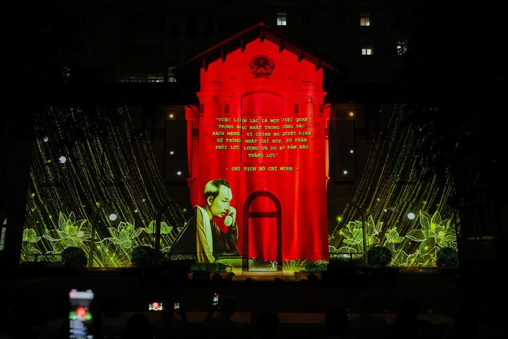 Ấn tượng màn trình chiếu 3D mapping kỷ niệm 79 năm ngày truyền thống ngành TT&TT- Ảnh 1. Ấn tượng màn trình chiếu 3D mapping kỷ niệm 79 năm ngày truyền thống ngành TT&TT- Ảnh 1.