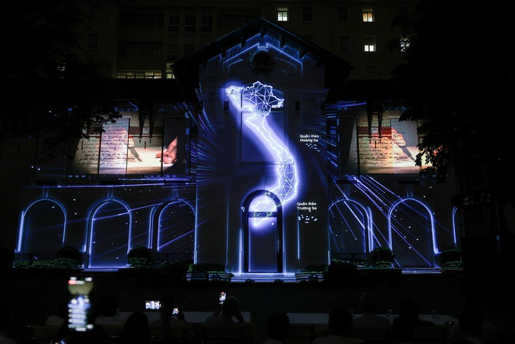 Ấn tượng màn trình chiếu 3D mapping kỷ niệm 79 năm ngày truyền thống ngành TT&TT- Ảnh 2. Ấn tượng màn trình chiếu 3D mapping kỷ niệm 79 năm ngày truyền thống ngành TT&TT- Ảnh 2.