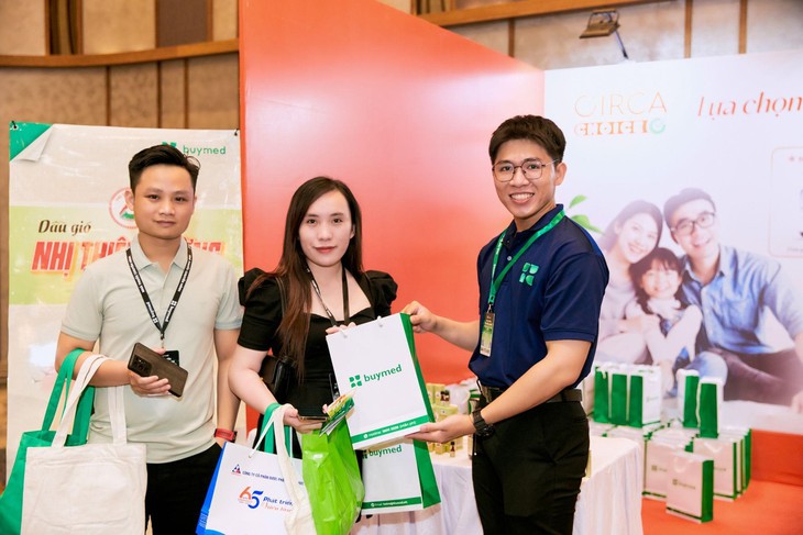 Hơn 800 nhà thuốc, dược sĩ tham gia hội thảo "Nhà thuốc chuyển mình tương lai cất cánh"- Ảnh 4. Hơn 800 nhà thuốc, dược sĩ tham gia hội thảo "Nhà thuốc chuyển mình tương lai cất cánh"- Ảnh 4.