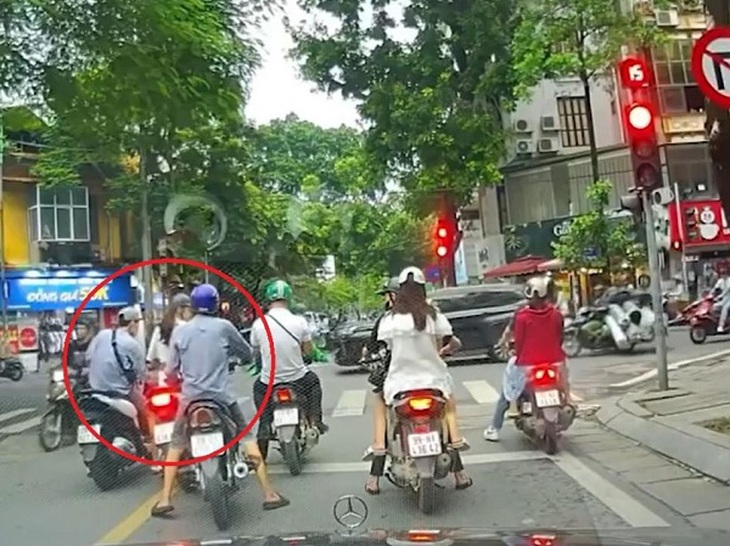2 gã đàn ông dàn cảnh va chạm, trộm điện thoại của cô gái giữa ngã tư- Ảnh 1. 2 gã đàn ông dàn cảnh va chạm, trộm điện thoại của cô gái giữa ngã tư- Ảnh 1.