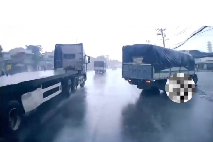 Video tài xế xe tải nghi cố tình cán chết người ở quốc lộ 51- Ảnh 1. Video tài xế xe tải nghi cố tình cán chết người ở quốc lộ 51- Ảnh 1.