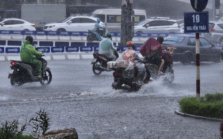 Những tuyến phố Hà Nội có nguy cơ cao ngập úng do mưa dông chiều nay