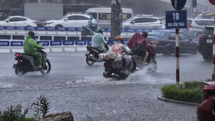 Những tuyến phố Hà Nội có nguy cơ cao ngập úng do mưa dông chiều nay- Ảnh 2. Những tuyến phố Hà Nội có nguy cơ cao ngập úng do mưa dông chiều nay- Ảnh 2.