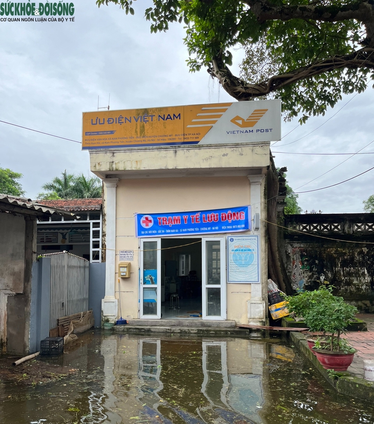 Người dân tại 'rốn lũ' Hà Nội: Lũ rút dần lại lo dịch bệnh bùng phát- Ảnh 5. Người dân tại 'rốn lũ' Hà Nội: Lũ rút dần lại lo dịch bệnh bùng phát- Ảnh 5.