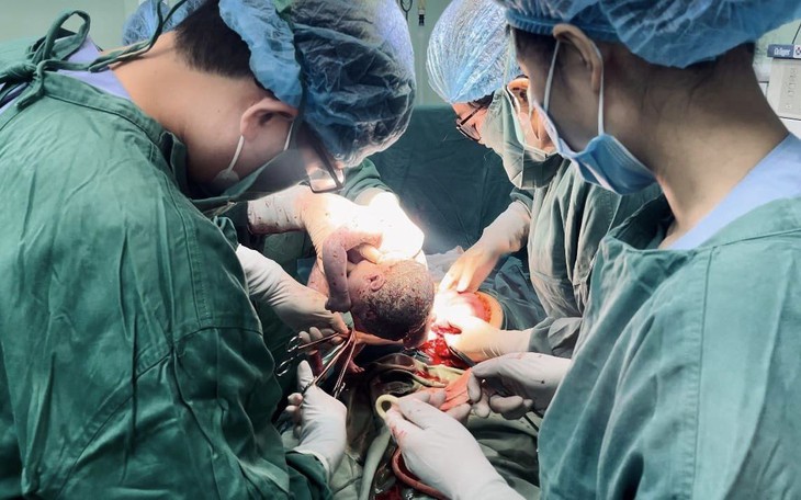 Cứu sản phụ rau tiền đạo trung tâm, rau cài răng lược cực nguy hiểm