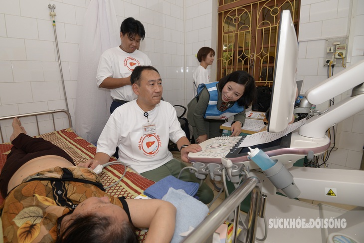 Người dân vùng cao phấn khởi đi khám tổng quát bệnh lý về gan- Ảnh 1. Người dân vùng cao phấn khởi đi khám tổng quát bệnh lý về gan- Ảnh 1.