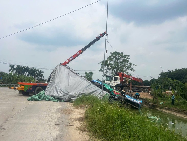 Thông tin chính thức vụ xe tải đâm xe buýt bay xuống mương nước- Ảnh 3. Thông tin chính thức vụ xe tải đâm xe buýt bay xuống mương nước- Ảnh 3.