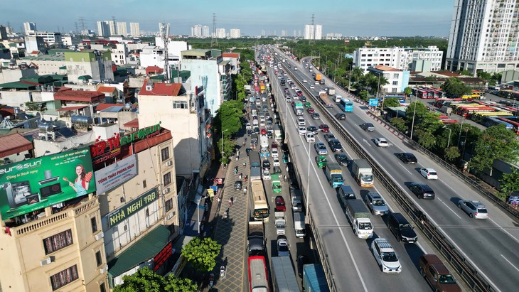 Nhiều tuyến đường Thủ đô đông nghẹt, người dân chật vật về quê nghỉ lễ 2/9- Ảnh 12.