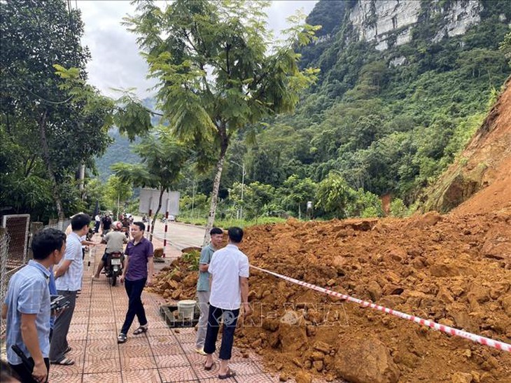 Người dân cần di chuyển thận trọng khi có mưa lớn, tránh tai nạn đáng tiếc- Ảnh 2. Người dân cần di chuyển thận trọng khi có mưa lớn, tránh tai nạn đáng tiếc- Ảnh 2.