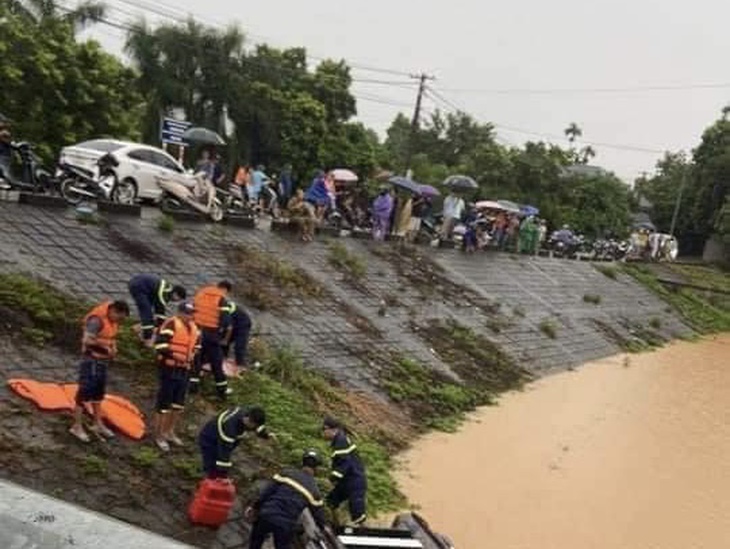 Hai học sinh bị nước lũ cuốn trôi ở Hoà Bình- Ảnh 1. Hai học sinh bị nước lũ cuốn trôi ở Hoà Bình- Ảnh 1.