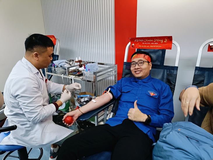 Bản đồ Việt Nam được ghép từ 63 giấy chứng nhận hiến máu tình nguyện của cán bộ ngành y- Ảnh 2. Bản đồ Việt Nam được ghép từ 63 giấy chứng nhận hiến máu tình nguyện của cán bộ ngành y- Ảnh 2.