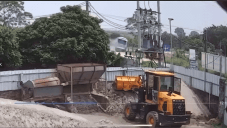 Video xe tải đâm xe buýt bay xuống mương nước- Ảnh 2. Video xe tải đâm xe buýt bay xuống mương nước- Ảnh 2.