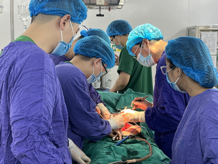 Cứu sống bệnh nhân có khối ung thư buồng trứng 'khủng' hơn 7kg, đối diện nguy cơ tử vong
- Ảnh 1. Cứu sống bệnh nhân có khối ung thư buồng trứng 'khủng' hơn 7kg, đối diện nguy cơ tử vong
- Ảnh 1.