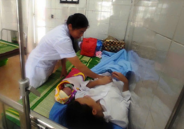 Cao Bằng: Trạm Y tế ngập sâu, nhân viên y tế và lực lượng cứu hộ giúp sản phụ 'mẹ tròn con vuông' trên xuồng máy- Ảnh 1. Cao Bằng: Trạm Y tế ngập sâu, nhân viên y tế và lực lượng cứu hộ giúp sản phụ 'mẹ tròn con vuông' trên xuồng máy- Ảnh 1.