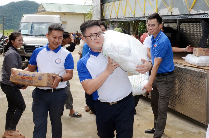 Thanh niên ngành Y tế: Khám cấp thuốc, tặng quà cho 500 người dân vùng cao Nghệ An- Ảnh 12.