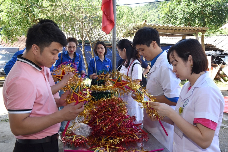 Thanh niên ngành Y tế: Khám cấp thuốc, tặng quà cho 500 người dân vùng cao Nghệ An- Ảnh 16.