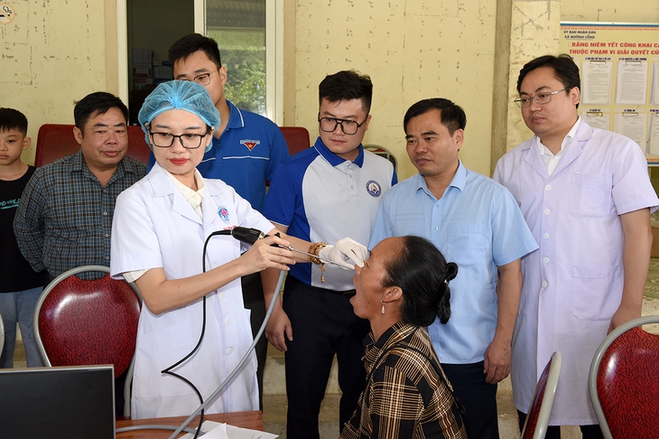 Thực hiện nội soi tai mũi họng cho người bệnh.