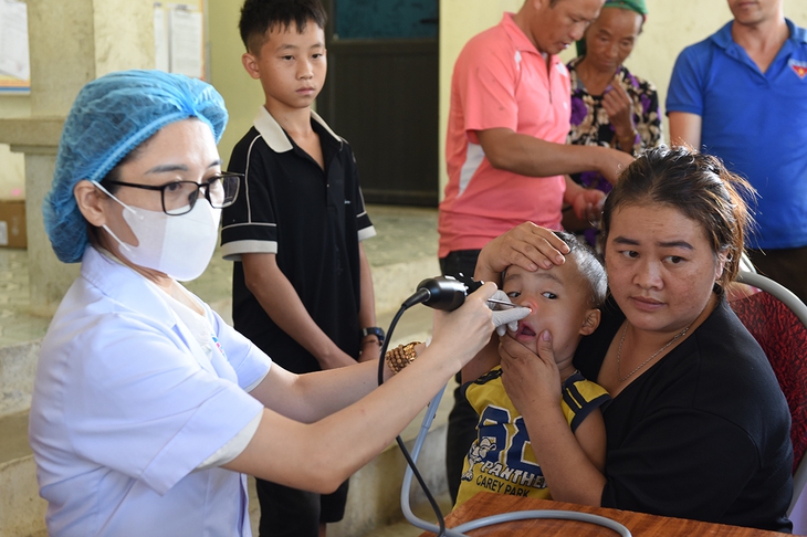 Thanh niên ngành Y tế: Khám cấp thuốc, tặng quà cho 500 người dân vùng cao Nghệ An- Ảnh 10.