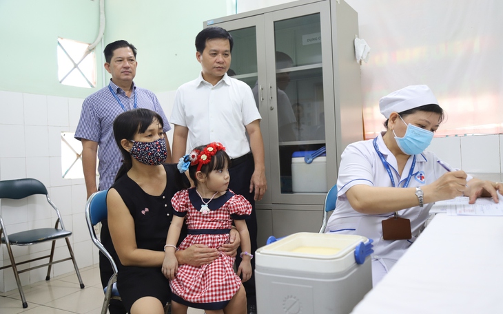 Phụ huynh TPHCM phấn khởi đưa trẻ đi tiêm vaccine sởi trong ngày đầu tiên của chiến dịch