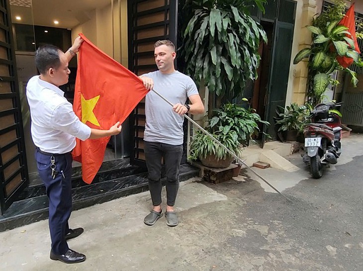 Người nước ngoài treo cờ đỏ sao vàng chào mừng ngày Quốc khánh- Ảnh 5.