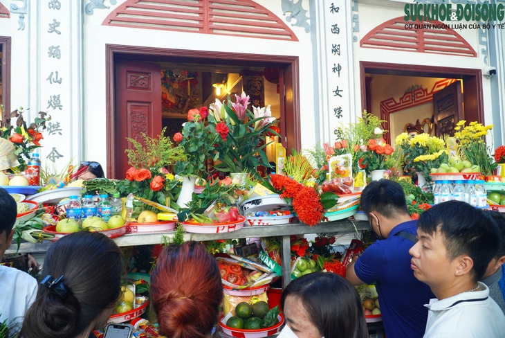 Phủ Tây Hồ đông nghịt người lễ, bái ngày đầu tháng 'cô hồn'- Ảnh 4.