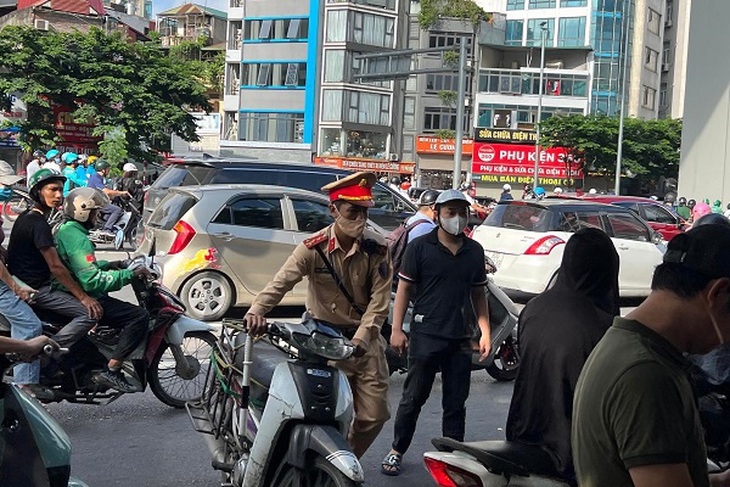 Nguyên nhân xe máy đi lên đường Vành đai 2 trên cao dù có biển cấm- Ảnh 3.